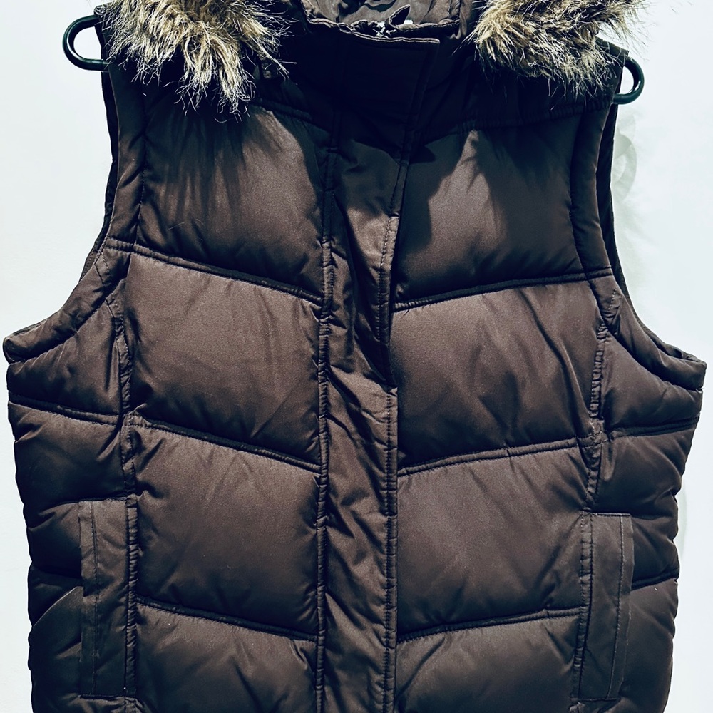 GAP Women's Brown Puffer Vest with Faux Fur Trim